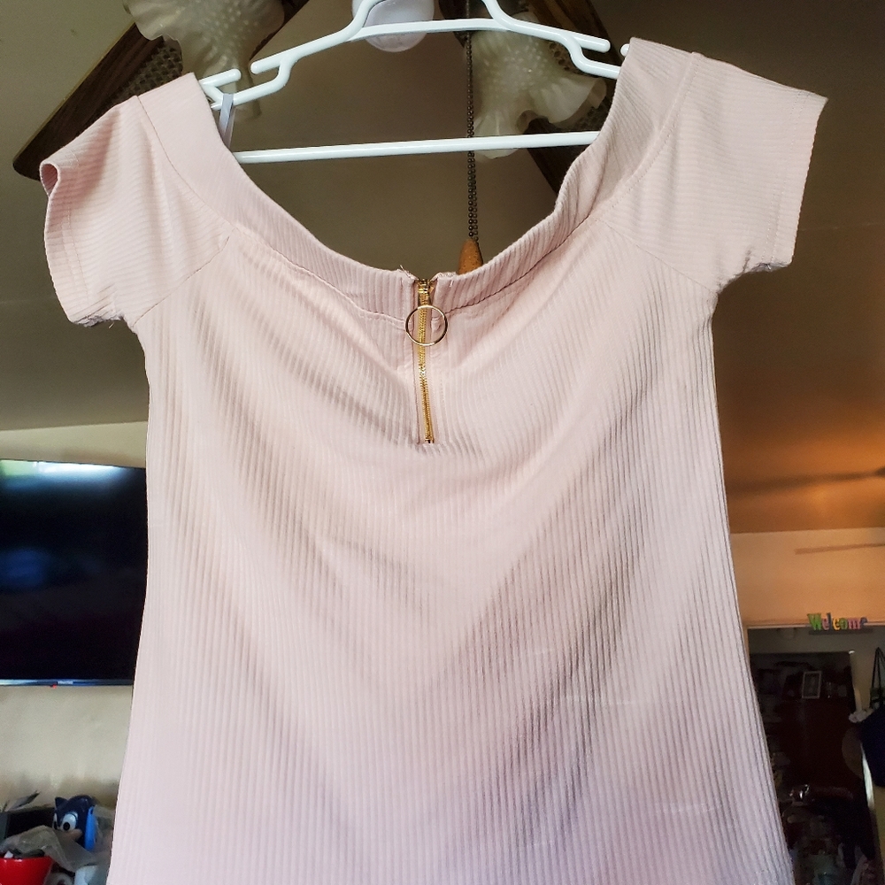 Guess used good condition off shoulder sexy top